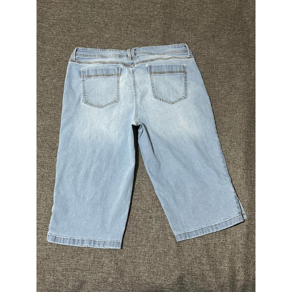 Gloria Vanderbilt Women's 16 Capri Jeans Light Wash Slimming Effect Button Hem - Picture 8 of 9